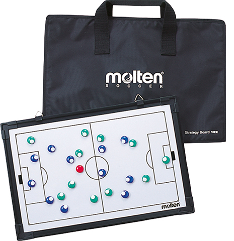 Abgebildet ist eine Fußball-Taktiktafel mit Spielfeldzeichnung und magnetischen Markern, dazu eine schwarze Tragetasche von Molten.